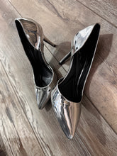 Load image into Gallery viewer, (8.5) Jessica Simpson Metallic Silver Pumps
