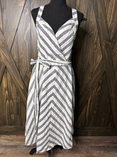 Load image into Gallery viewer, (M) NYC Stripe dress w/belt
