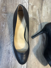 Load image into Gallery viewer, (10) Naturalizer Black Pumps
