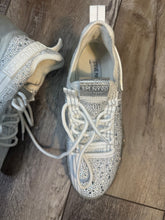 Load image into Gallery viewer, (9.5) White Steve Madden Sneakers
