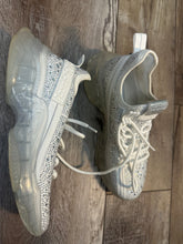 Load image into Gallery viewer, (9.5) White Steve Madden Sneakers
