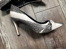 Load image into Gallery viewer, (9) NYC Beige Brown Heels
