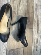 Load image into Gallery viewer, (10) Naturalizer Black Pumps
