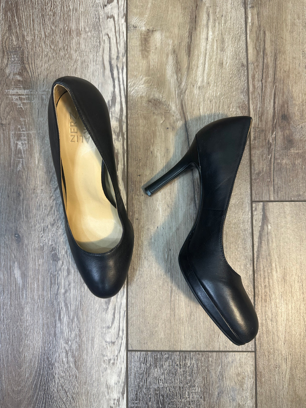 (10) Naturalizer Black Pumps