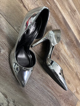 Load image into Gallery viewer, (8.5) Jessica Simpson Metallic Silver Pumps
