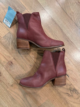 Load image into Gallery viewer, (8.5) NWT’s Toms Boots
