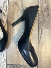 Load image into Gallery viewer, (10) Naturalizer Black Pumps
