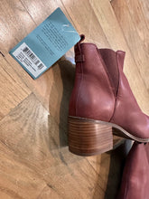Load image into Gallery viewer, (8.5) NWT’s Toms Boots
