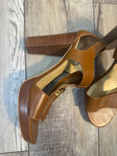 Load image into Gallery viewer, (10) Micheal Kors Brown Heels
