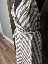 Load image into Gallery viewer, (M) NYC Stripe dress w/belt
