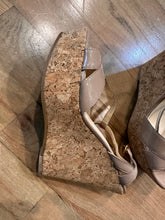 Load image into Gallery viewer, (10) Jessica Simpson Tan Wedges

