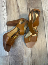 Load image into Gallery viewer, (10) Micheal Kors Brown Heels
