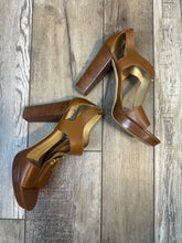 Load image into Gallery viewer, (10) Micheal Kors Brown Heels
