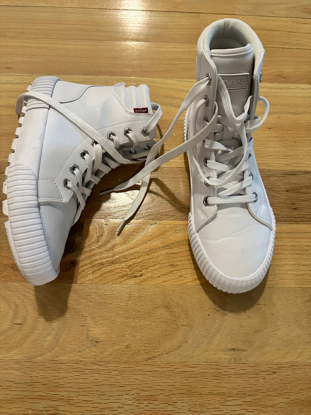 (10) Levi’s Sneakers