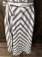 Load image into Gallery viewer, (M) NYC Stripe dress w/belt
