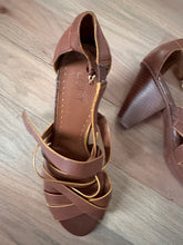 Load image into Gallery viewer, (9) Loft Brown Leather Heels
