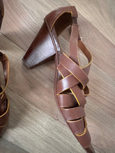 Load image into Gallery viewer, (9) Loft Brown Leather Heels

