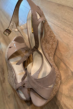 Load image into Gallery viewer, (10) Jessica Simpson Tan Wedges
