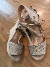 Load image into Gallery viewer, (10) Guess Tan Wedges
