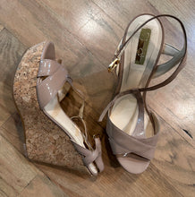 Load image into Gallery viewer, (10) Jessica Simpson Tan Wedges

