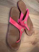 Load image into Gallery viewer, (9) Coral Tory Butch Sandals

