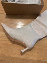 Load image into Gallery viewer, (8.5) Steve Madden Cream Boots
