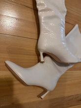 Load image into Gallery viewer, (8.5) Steve Madden Cream Boots
