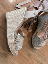Load image into Gallery viewer, (10) Guess Tan Wedges
