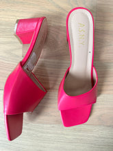 Load image into Gallery viewer, (10) Fuchsia Pink Sandals
