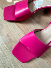 Load image into Gallery viewer, (10) Fuchsia Pink Sandals
