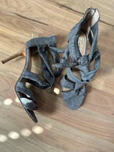 Load image into Gallery viewer, 11) Vince Camuto Cloth Heels
