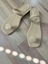 Load image into Gallery viewer, (10)Beige Flat Sandals
