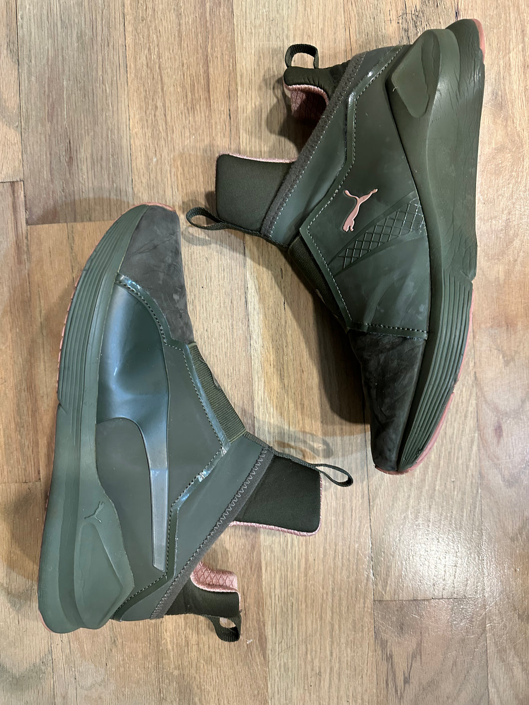 (9.5) Women Camo Green Puma