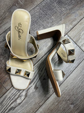 Load image into Gallery viewer, 42 Gold Cream Gold Heels (NEW)
