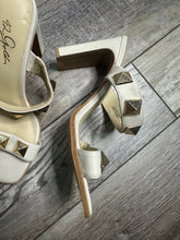 Load image into Gallery viewer, 42 Gold Cream Gold Heels (NEW)
