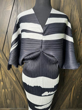 Load image into Gallery viewer, (L/XL) Black White Boutique Dress
