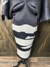 Load image into Gallery viewer, (L/XL) Black White Boutique Dress
